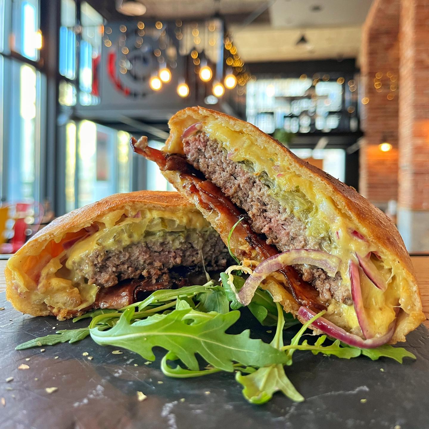 Restauracja Centrum B 8 Burger w ciescie na pizze - Klasyczny oraz Mexico