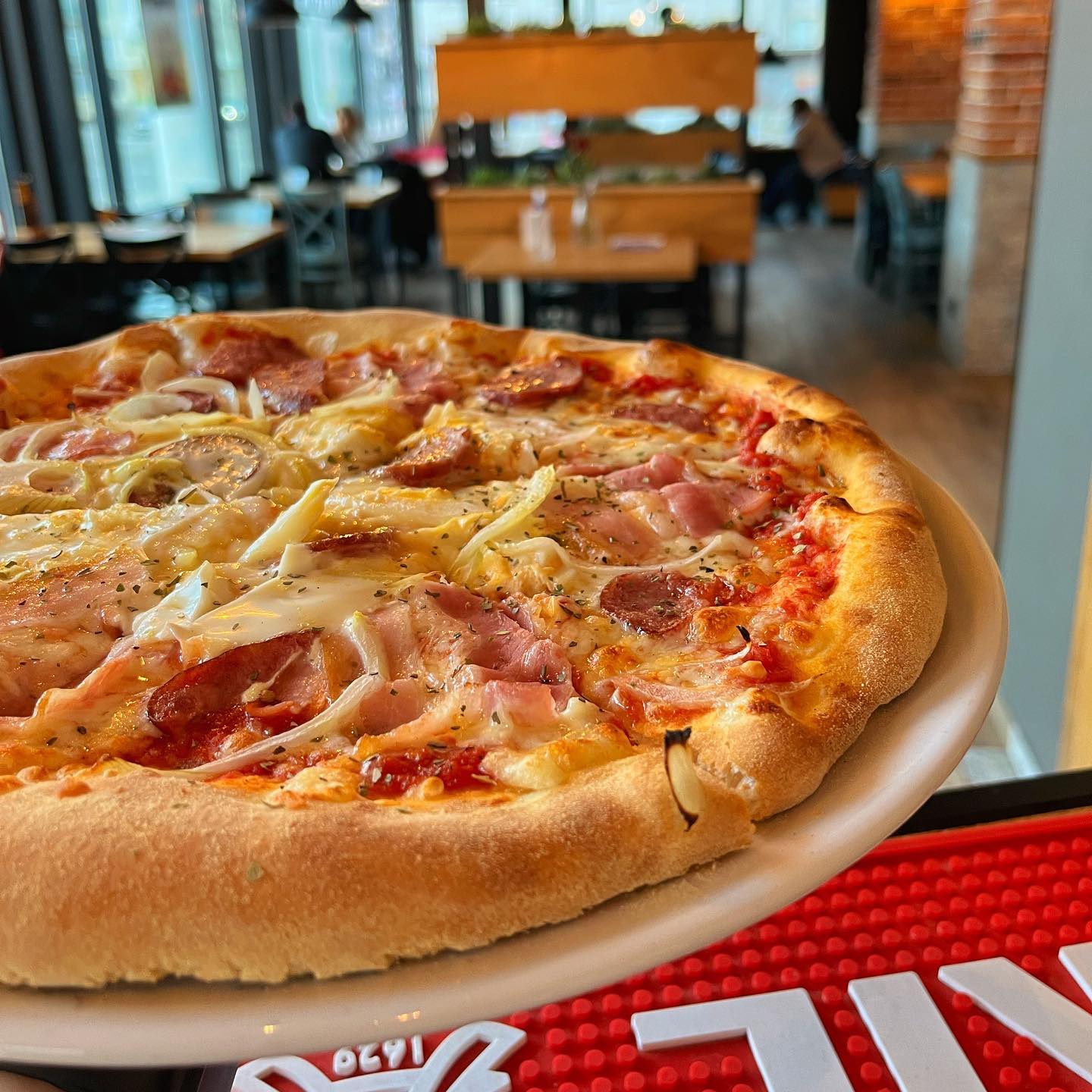 Restauracja Centrum B 8 pizza Altono - sos ser kielbasa boczek cebula jajko